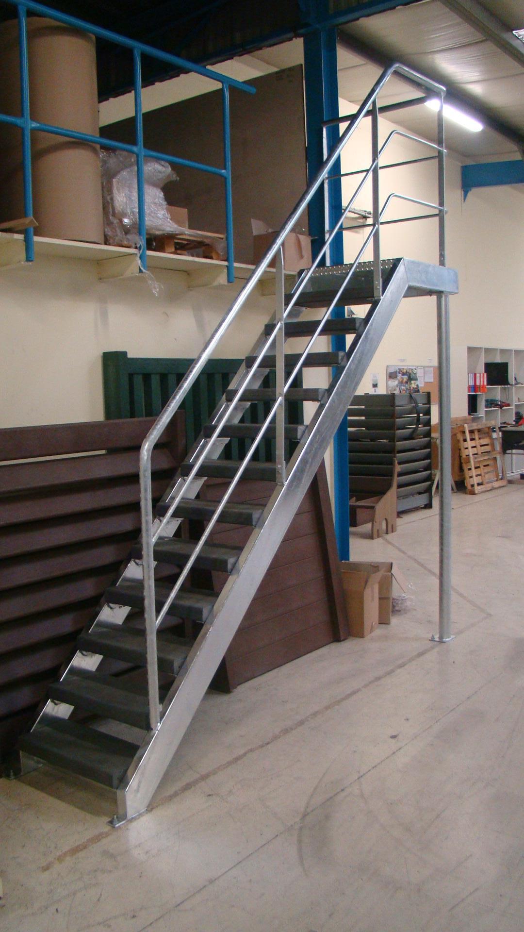 Conception, réalisation et pose d'un escalier industriel sur mesure avec rampe.